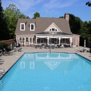 Exterior-clubhouse-pool